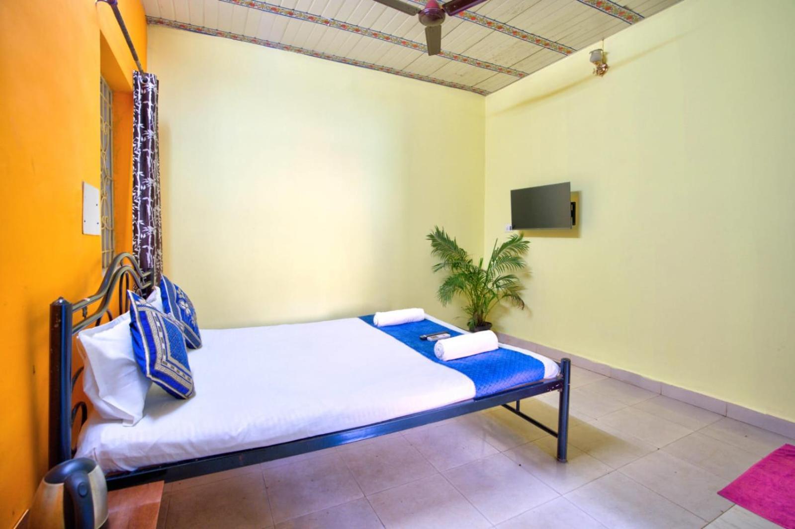 Hotel Savita Calangute Esterno foto