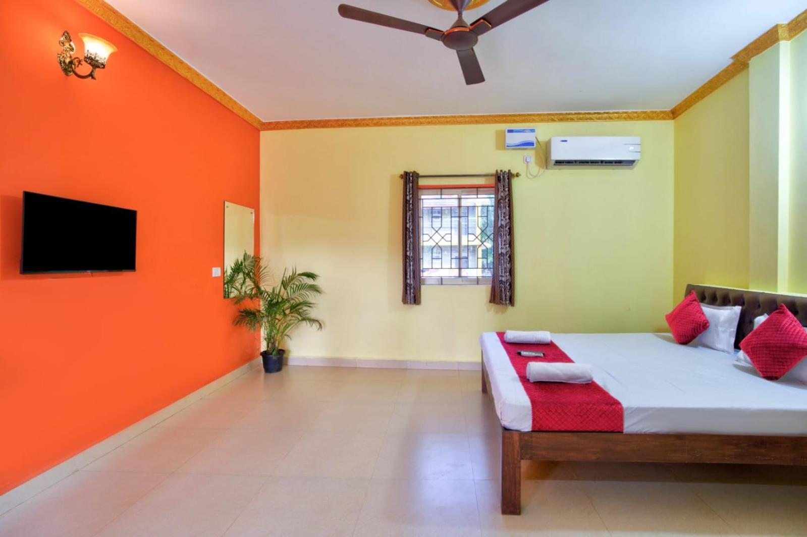 Hotel Savita Calangute Esterno foto