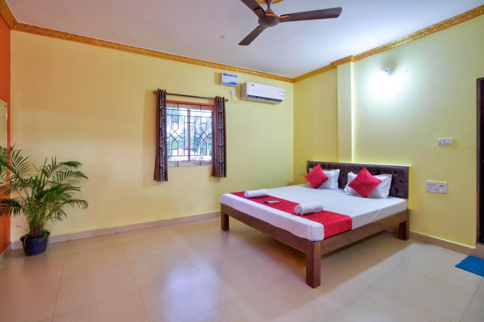 Hotel Savita Calangute Esterno foto