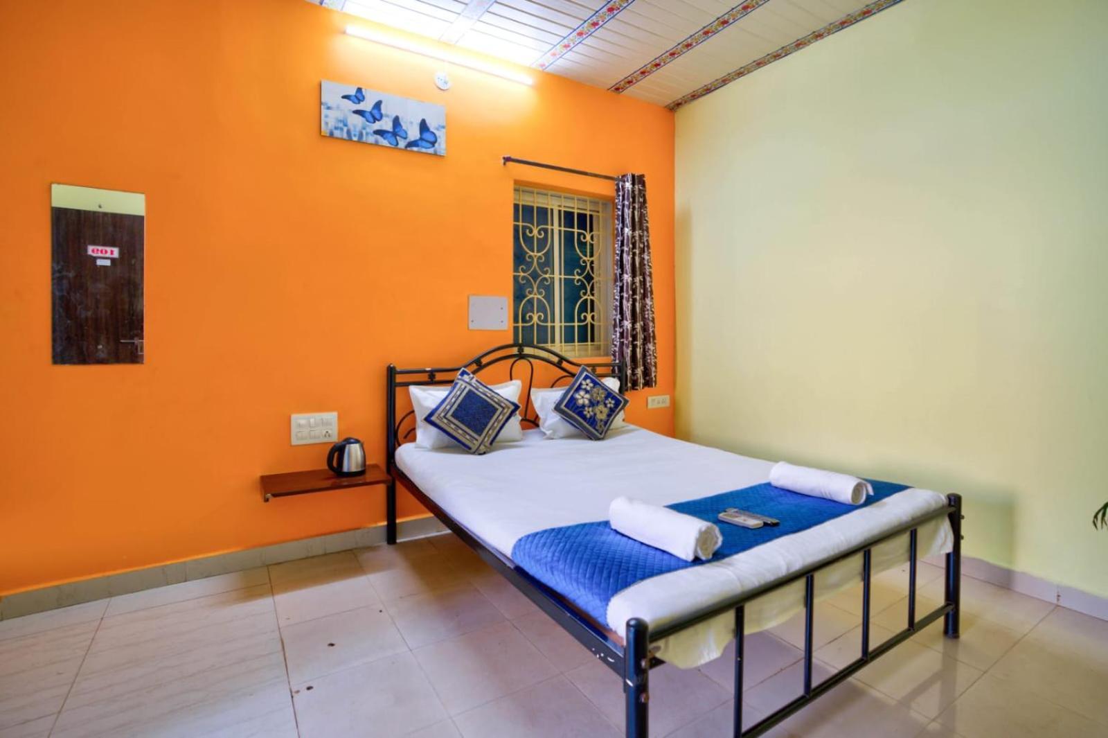 Hotel Savita Calangute Esterno foto